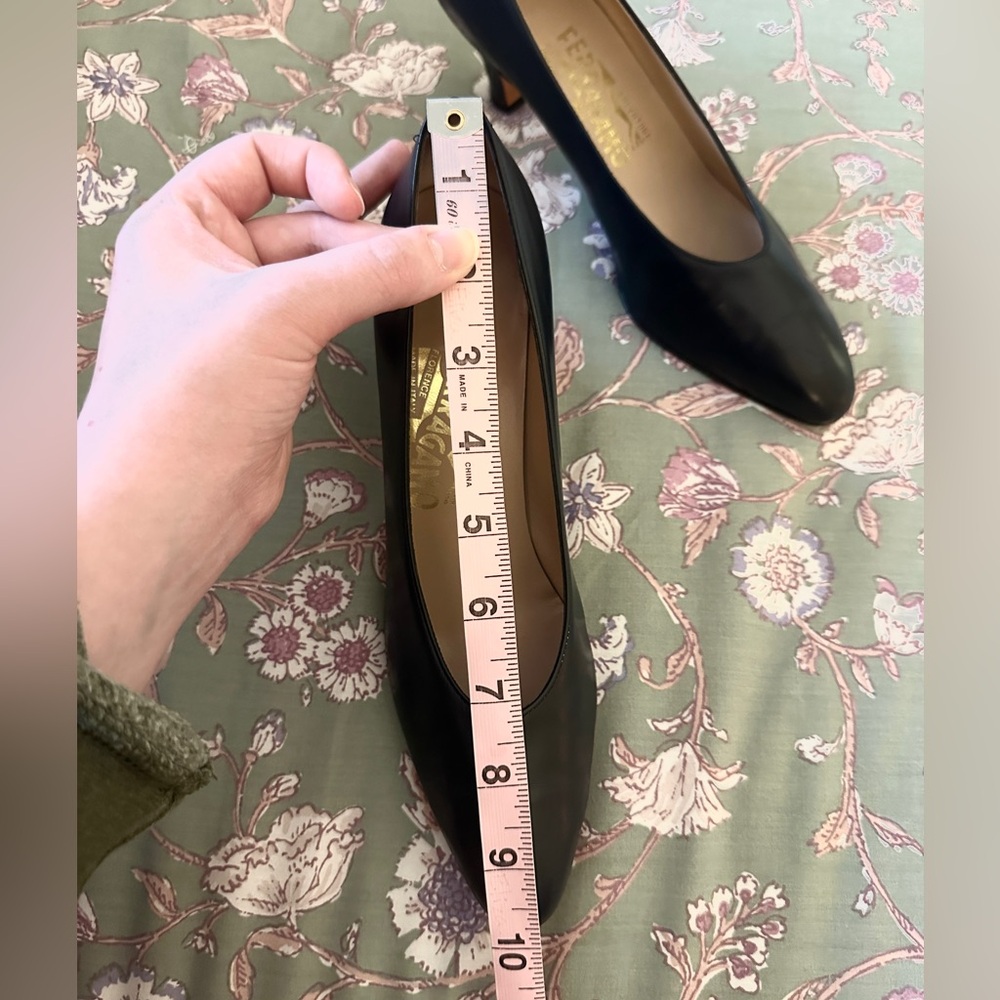 Vintage Ferragamo Cone Heels Navy Pumps 7.5 AA Narrow Pump 2.5” Italy Leather - Picture 10 of 16